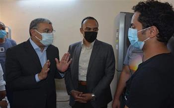 محافظ المنيا يتابع سير العمل بمركزي تلقي اللقاح بديرمواس وملوي 