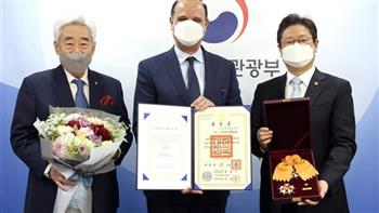 سفير كوريا الجنوبية يهدي نوط الرياضة إلى أسرة الراحل "فولي" لإسهاماته في رياضة التايكوندو
