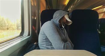 كارثة لشاب نام في قطار  ببريطانيا.. لن تتخيل ما حدث له عندما استيقظ