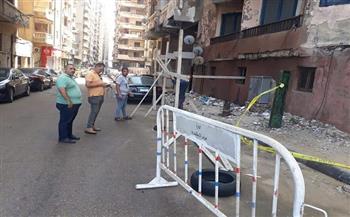 إصابة شخص وتحطم سيارة إثر انهيار شُرفة عقار بالإسكندرية (صور)