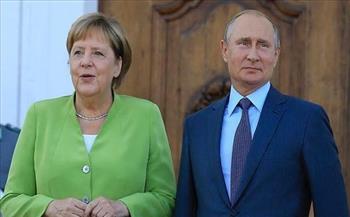 بوتين وميركل يبحثان العلاقات الثنائية بين البلدين والقضايا الدولية