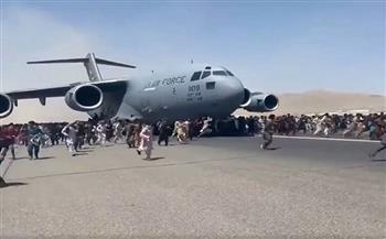 صحيفة أمريكية: استخدام الغاز المسيل للدموع لتفريق حشود من الأفغان في مطار كابل