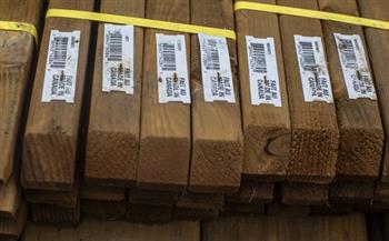 تراجع أسعار الأخشاب يجبر مصانع كندا على تقليص إنتاجها