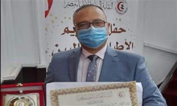 نقابة أطباء مصر تكرم عميد طب الأزهر وتمنحه لقب "الطبيب المثالي"
