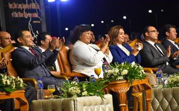 وزيرة الثقافة ومحافظ دمياط مع 5000 مشاهد في صيف بلدنا برأس البر