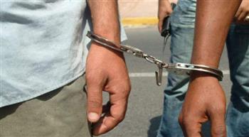 القبض على شخص ونجله أجبرا عاملًا على توقيع إيصالات أمانة بمنشأة ناصر
