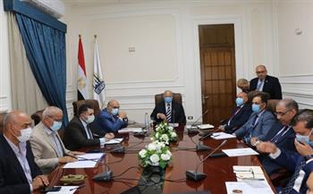 محافظ القاهرة يعقد اجتماعا لمراجعة ما تم تنفيذه من اجراءات لتطبيق تراخيص البناء الجديدة