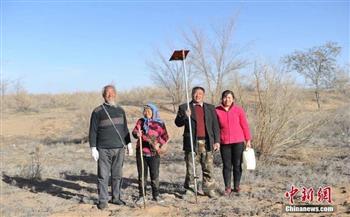 لمدة 22 عامًا.. عائلة تكافح أزمة طبيعية فى صحراء جوبى بالصين