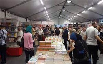 زوار معرض الإسكندرية للكتاب يتوافدون على ركن الخط العربي بجناح الأزهر