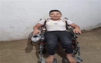 حملة «إغاثة» تتبرع بكرسي متحرك لطفل مصاب بالضمور في الشرقية