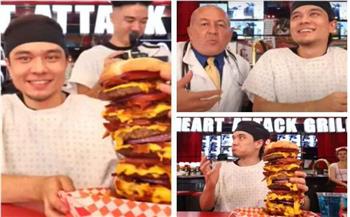 لحظات مجنونة لتحطيم أمريكي الرقم القياسي في أكل أكبر «ساندويتش برجر».. (فيديو)