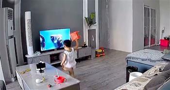 طفل يحطم  التلفاز  لمساعدة بطل الكارتون المفضل له.. فيديو 