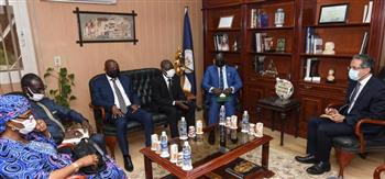 وزير السياحة والآثار يستقبل وزير الخارجية والتعاون الدولي لجمهورية سيراليون 