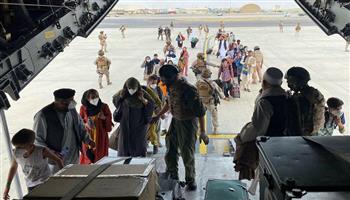 استطلاع: أكثر من نصف الفرنسيين يؤيدون استقبال لاجئين أفغان