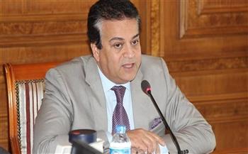 وزير التعليم العالي يتلقى تقريرًا حول جهود الجامعات المصرية نحو تحقيق "مصر بلا أمية"