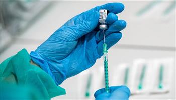 الدنمارك تحقق في صلة محتملة بين متلازمة نادرة ولقاحات كورونا