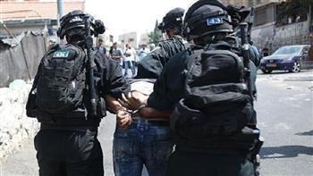 قوات الاحتلال تعتقل ثلاثة فلسطينيين بعد إطلاق النار على مركبتهم