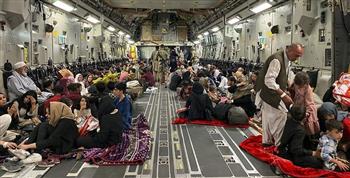 وصول طائرة عسكرية أمريكية تقل نحو 400 شخص تم إجلاؤهم من كابول إلى إسبانيا