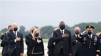 الرئيس الامريكي والسيدة الاولى يشاركان في مراسم عودة رفات الجنود الامريكين ضحايا تفجيري كابول