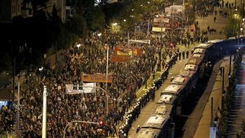 آلاف اليونانيين يتظاهرون ضد إلزام الطواقم الصحية التلقيح ضد كوفيد