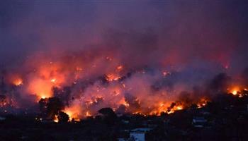 النيران تلتهم جبل بارنس قرب اثينا