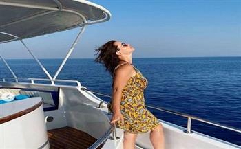 يوم سحرى.. «نور» تستمتع بأجازتها في رحلة على مركب بالبحر (صور)
