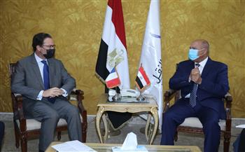 وزير النقل يلتقي السفير الفرنسي بالقاهرة بمناسبة انتهاء فترة عمله في مصر