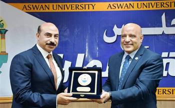 مجلس جامعة أسوان يكرم المحافظ أشرف عطية لمبادراته الإنسانية