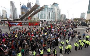 إغلاق "تاور بريدج" بلندن بعد اشتباك مع متظاهرين ضد الانقراض مع الشرطة