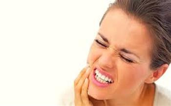 استخدام مبيضات وتناول الحمضيات.. أبرز أسباب حساسية الأسنان