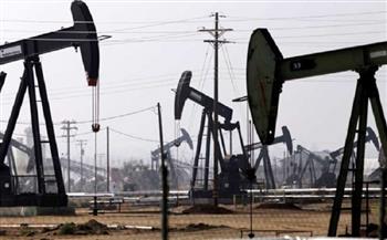 النفط ينخفض بفعل إغلاق المصافي الأمريكية جراء الإعصار أيدا