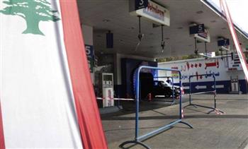 انخفاض سعر الوقود في لبنان والطوابير تمتد لمئات الأمتار أمام المحطات