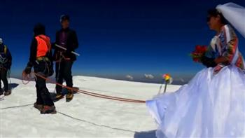 «بين الثلوج الأبدية».. زوجان يعقدان قرانهما بأعلى قمة جبل في بوليفيا
