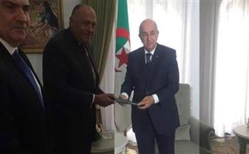 الرئيس الجزائري يستقبل شكري والوزراء المشاركين في اجتماع دول جوار ليبيا