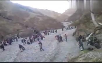 مئات الأفغان يتسلقون الجبال للدخول إلى إيران