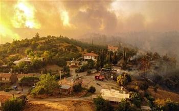 اليونان: طائرات مكافحة الحرائق تستأنف عملياتها لمواجهة حريق غابات كبير شمال أثينا