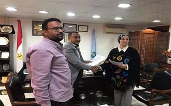 رئيس مدينة سفاجا توقع عقدا تطوير محطة تموين وتشحيم السيارات التابعة لشركة مصر للبترول