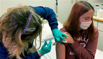 بريطانيا تبدأ تطعيم المراهقين الذين تتراوح أعمارهم بين 16 و17 عامًا ضد كورونا