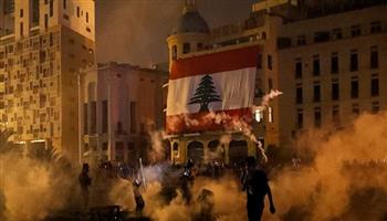 محتجون يشعلون النيران على أحد مداخل مجلس النواب اللبناني في تصعيد لأعمال العنف