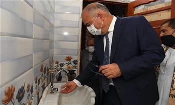 محافظ قنا يشهد افتتاح أعمال تركيب 410 وصلات مياه منزلية بـ قرية رفاعة