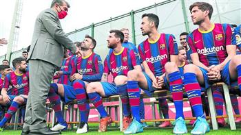 صحيفة إسبانية: رئيس برشلونة التقى لاعبي الفريق قبل «مؤتمر رحيل ميسي»