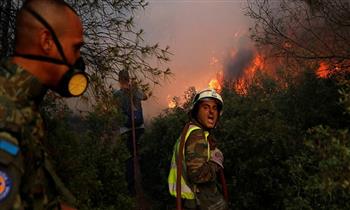 إجلاء المئات بالقوارب من جزيرة يونانية بسبب انتشار حرائق الغابات