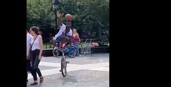 بدراجة هوائية وكرة سلة.. شاب يبهر المارة بحركاته الجنونية (فيديو) 