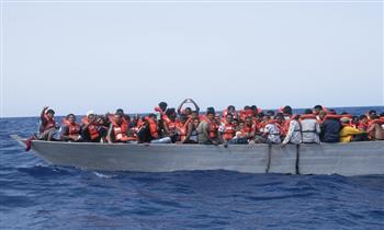 سفينة إنقاذ تقل 257 مهاجرا ترسو في ميناء بجزيرة صقلية الإيطالية