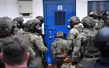 قوات سجون الاحتلال تعتدي على الأسرى الفلسطينيين في سجن النقب