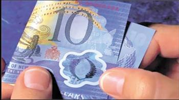 برلماني يكشف فوائد «البوليمر» ويؤكد: تداول العملات البلاستيكية لا يلغي «النقدية»