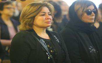 انهيار الهام شاهين في البكاء قبل وصول جثمان دلال عبدالعزيز