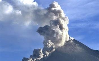 ثوران بركان جبل ميرابي في جزيرة جاوة الإندونيسية