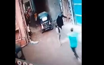فيديو صادم.. شاب ينقذ طفلًا من الموت صعقًا بعمود كهرباء في الشرقية