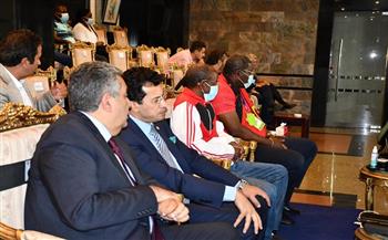 وزير الرياضة يؤازر منتخب مصر أمام أنجولا 